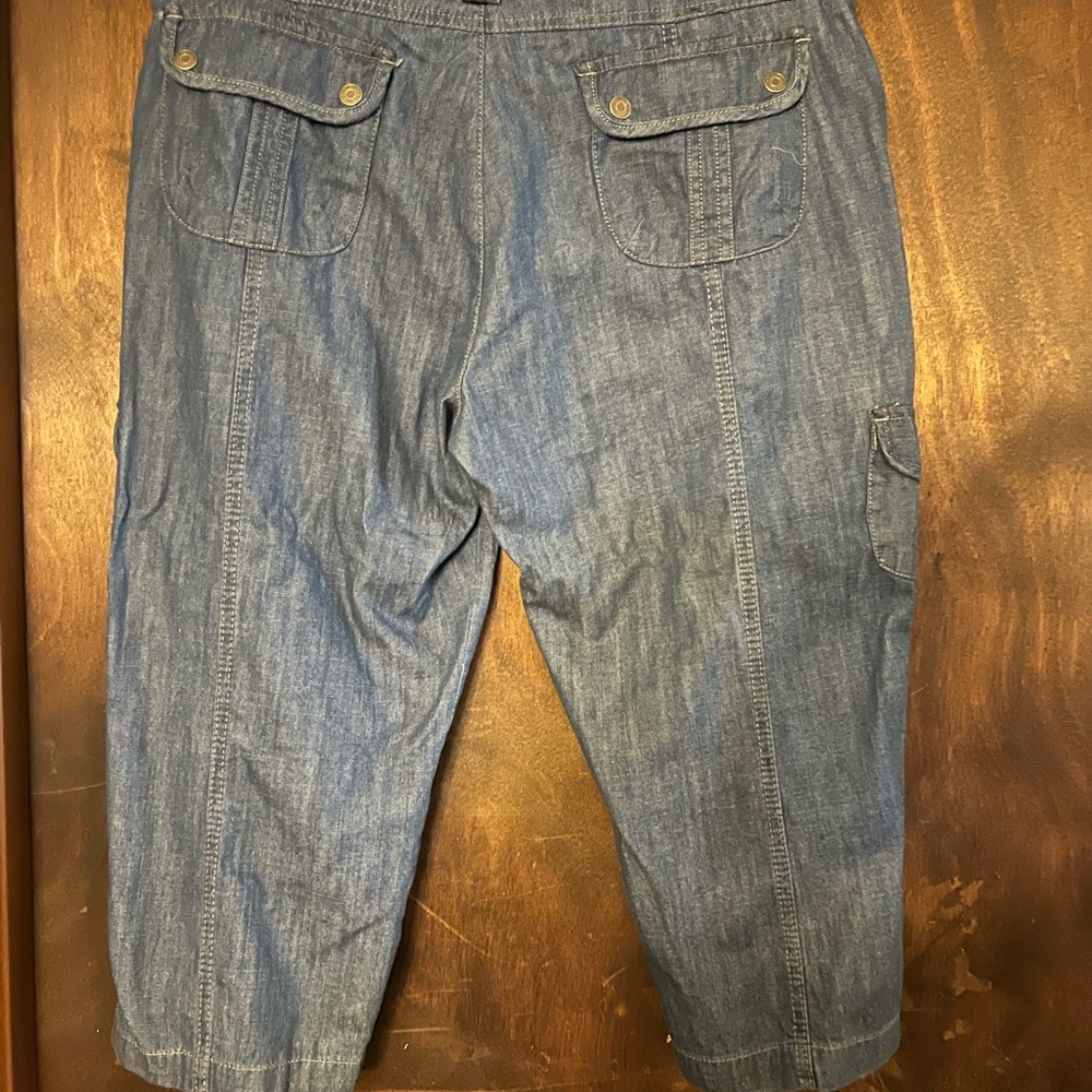 Gloria Vanderbilt Mid Rise Capri - Picture 2 of 4